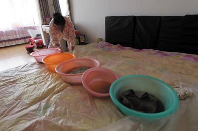 皋兰楼上漏水，住户失联，小区没物管，业主维权难！律师来支招……